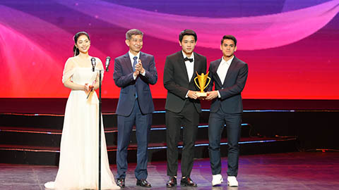 Simone Inzaghi celebrating with his Inter Milan players after beating Barcelona.